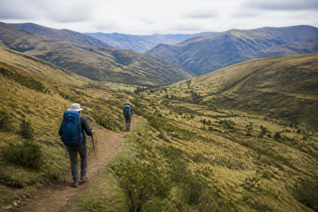 Hikers on the highland approach from near Tambomachay to Huchuy Qosqo.