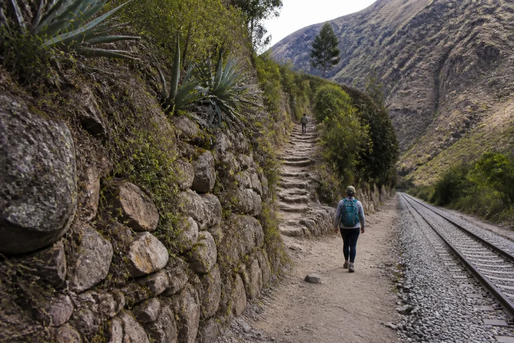 Uneven path and stone-stair approach to Ñaupa Iglesia near Pachar