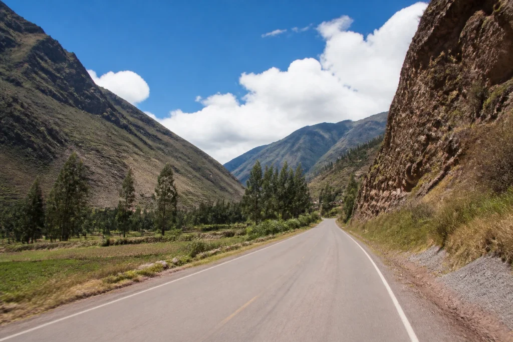 Pisac–Ollantaytambo road through the Sacred Valley