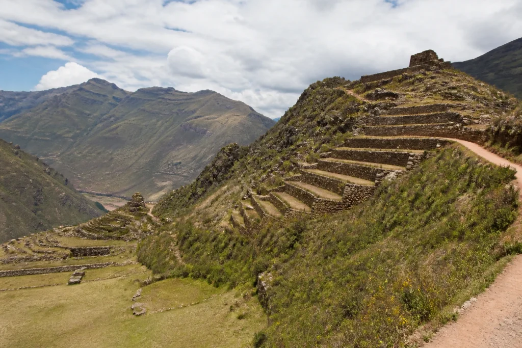 Wide view of the archaeological terraces at Parque Arqueológico de Pisaq