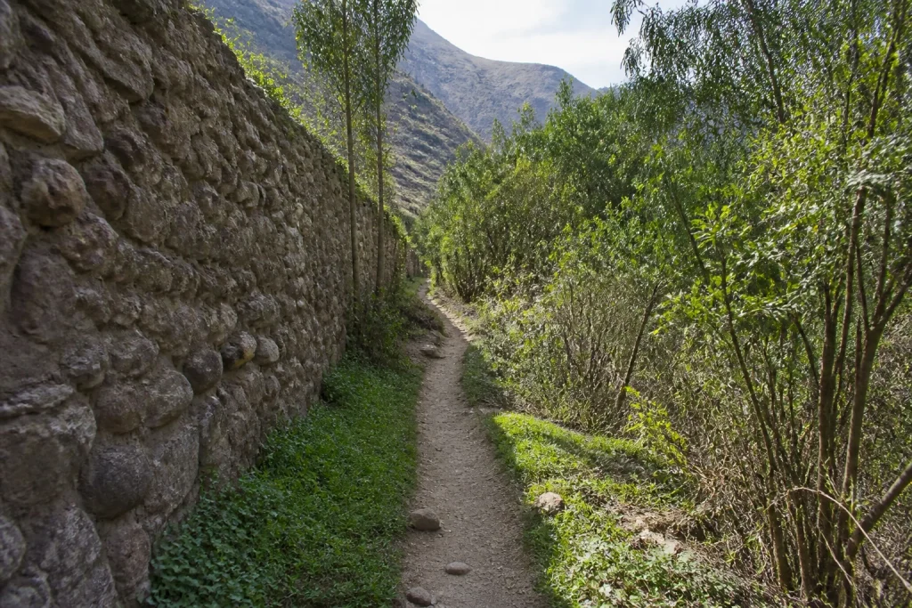 Trail approach to Zona Arqueológica Yucay near Palacio de Sayri Túpac